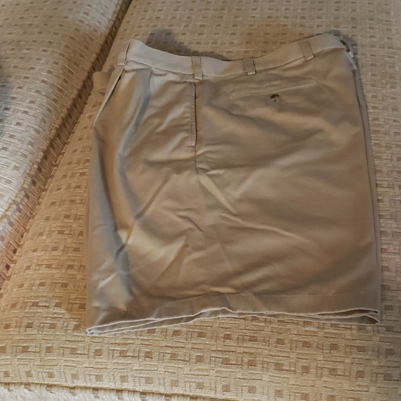 Men' Tan Jos. A Banks pleated shorts - Picture 1 of 3